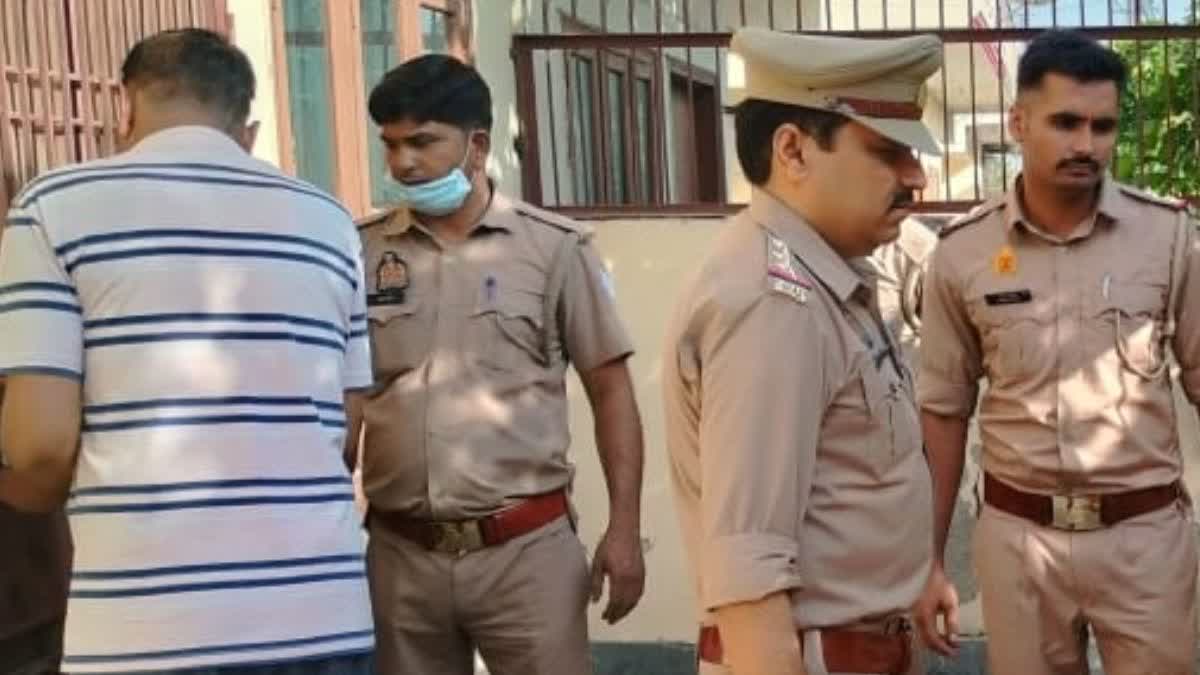 महिला की हत्या के बाद पुलिस ने मौके पर पहुंचकर जांच-पड़ताल की.