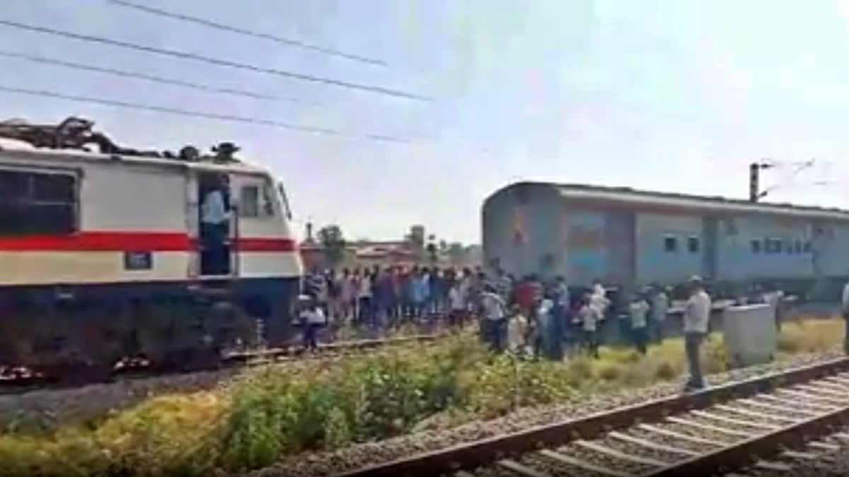 Archana Express Engine Detached