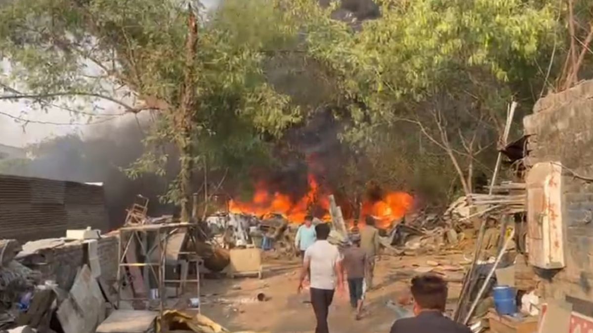 मेरठ के लोहियानगर थाना क्षेत्र में लगी भीषण आग में भारी नुकसान हुआ है.