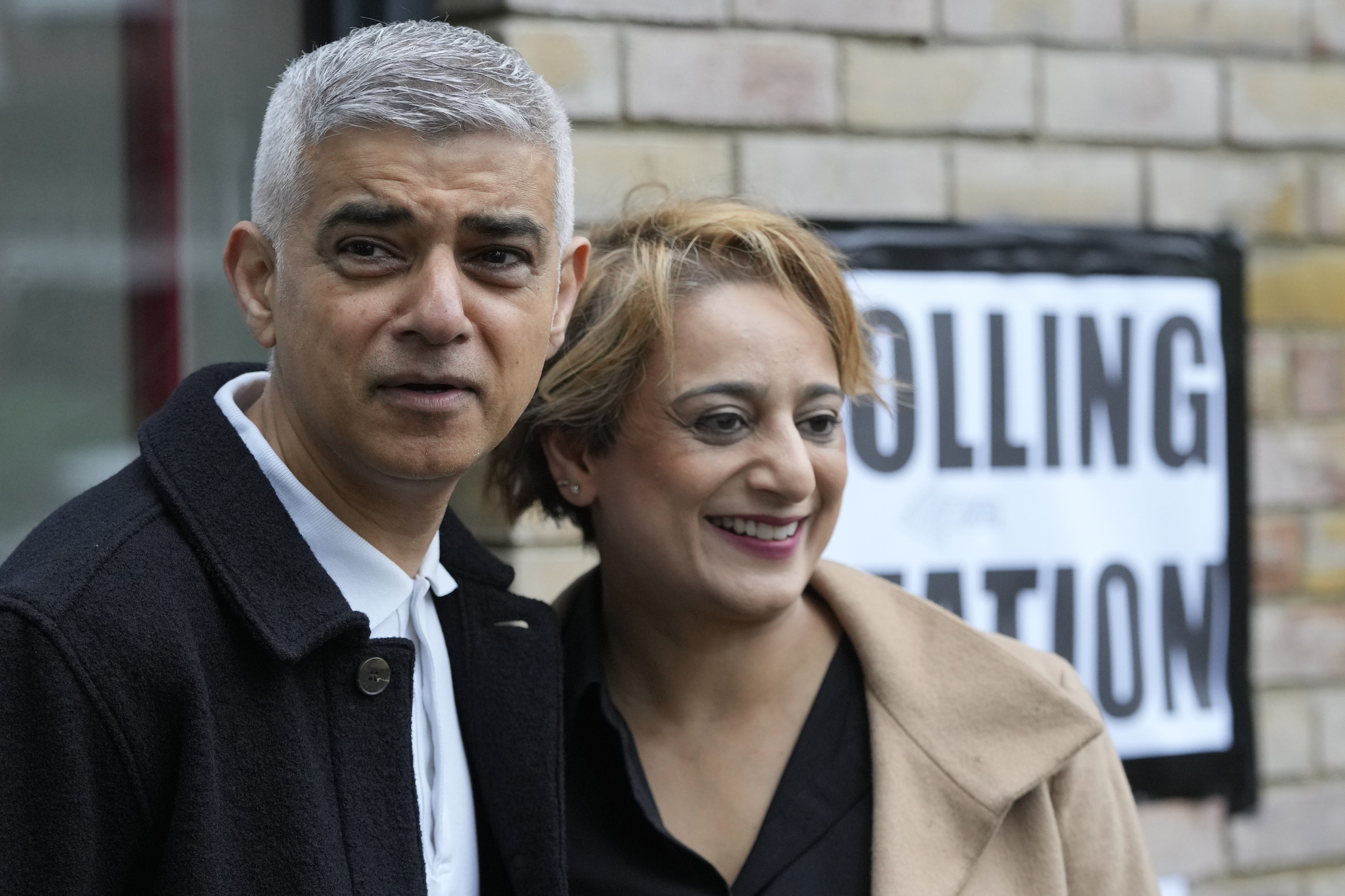 لندن کے میئر کے لیے لیبر پارٹی کے امیدوار صادق خان اور ان کی اہلیہ سعدیہ احمد