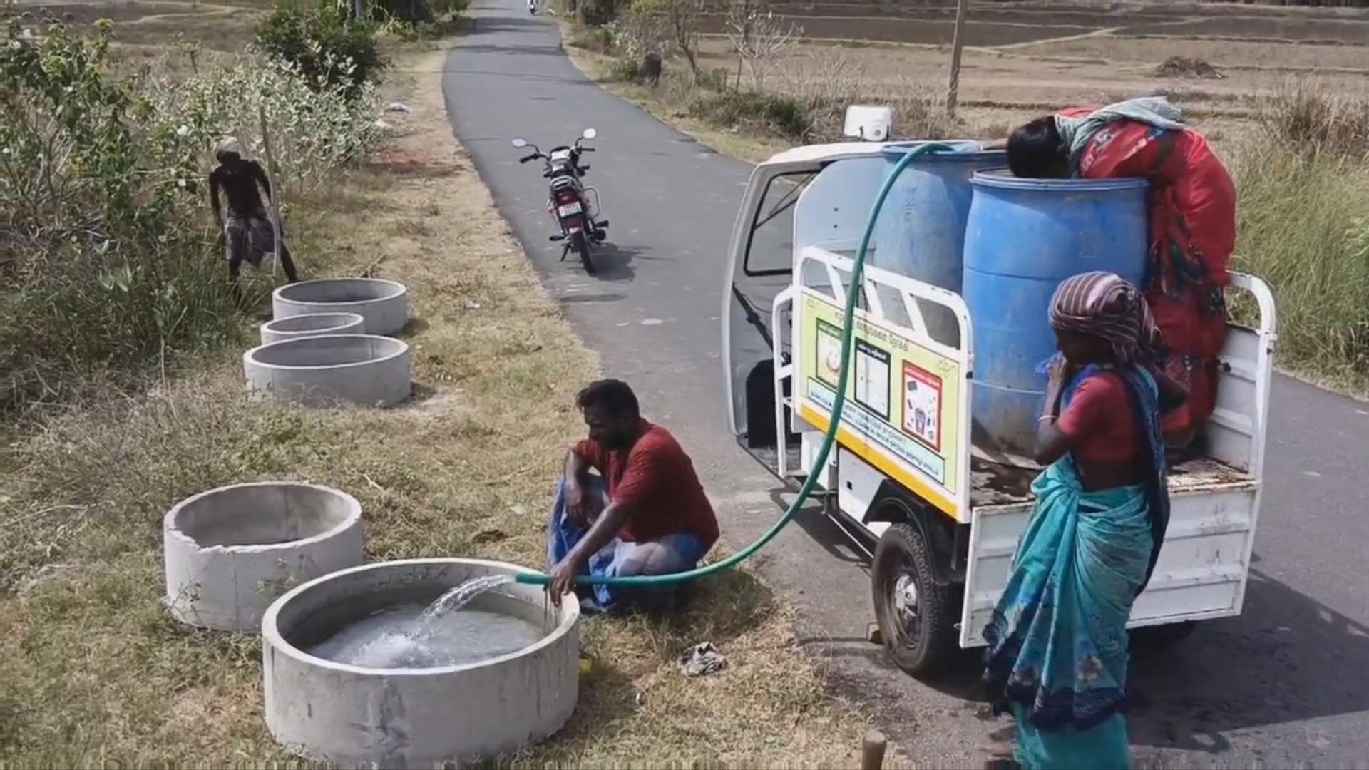 தண்ணீர் நிரப்பும் புகைப்படம்