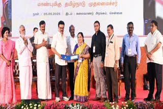 கவிக்கோ அப்துல் ரகுமானின் மகள் வஹிதாவிடம் நூலுரிமைத் தொகையை வழங்கிய முதலமைச்சர் மு.க.ஸ்டாலின்