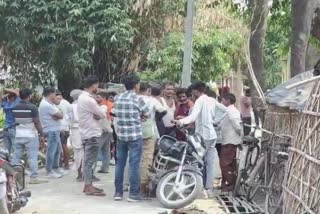 मौके पर ग्रामीणों की जुटी भीड़.