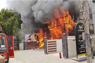 लाजपत नगर इलाके में आई केयर अस्पताल में भीषण आग