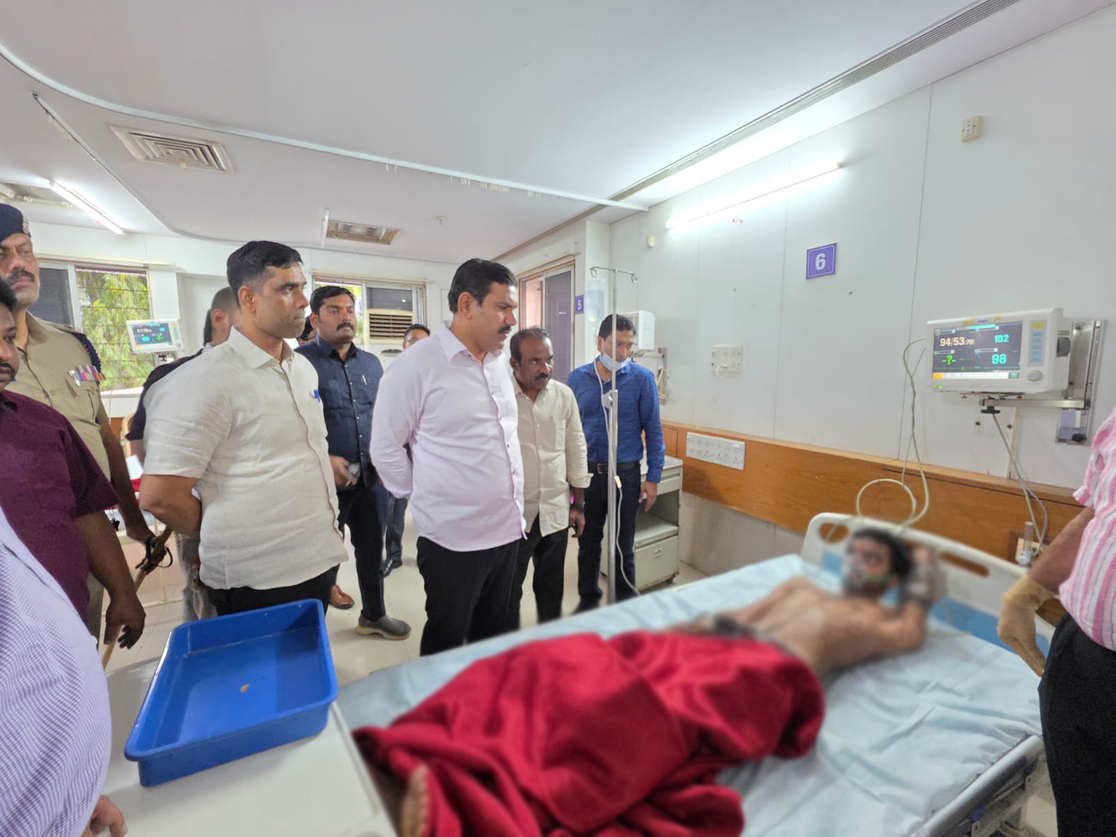 કર્ણાટક ભાજપના અધ્યક્ષ વિજયેન્દ્ર યેદિયુરપ્પાએ ઘાયલ લોકોને મળ્યા