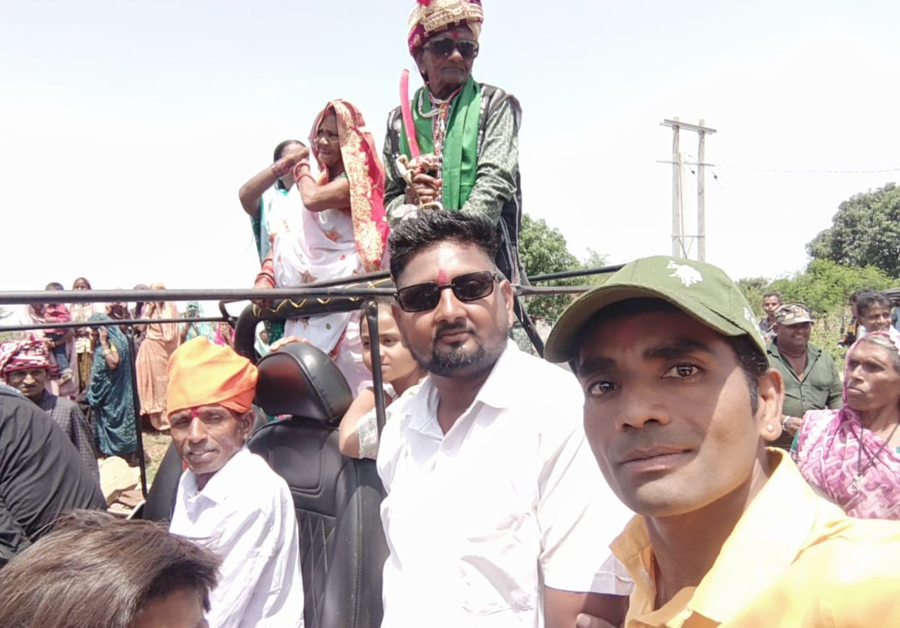 डीजे पर गांव में बिनौला भी निकाला