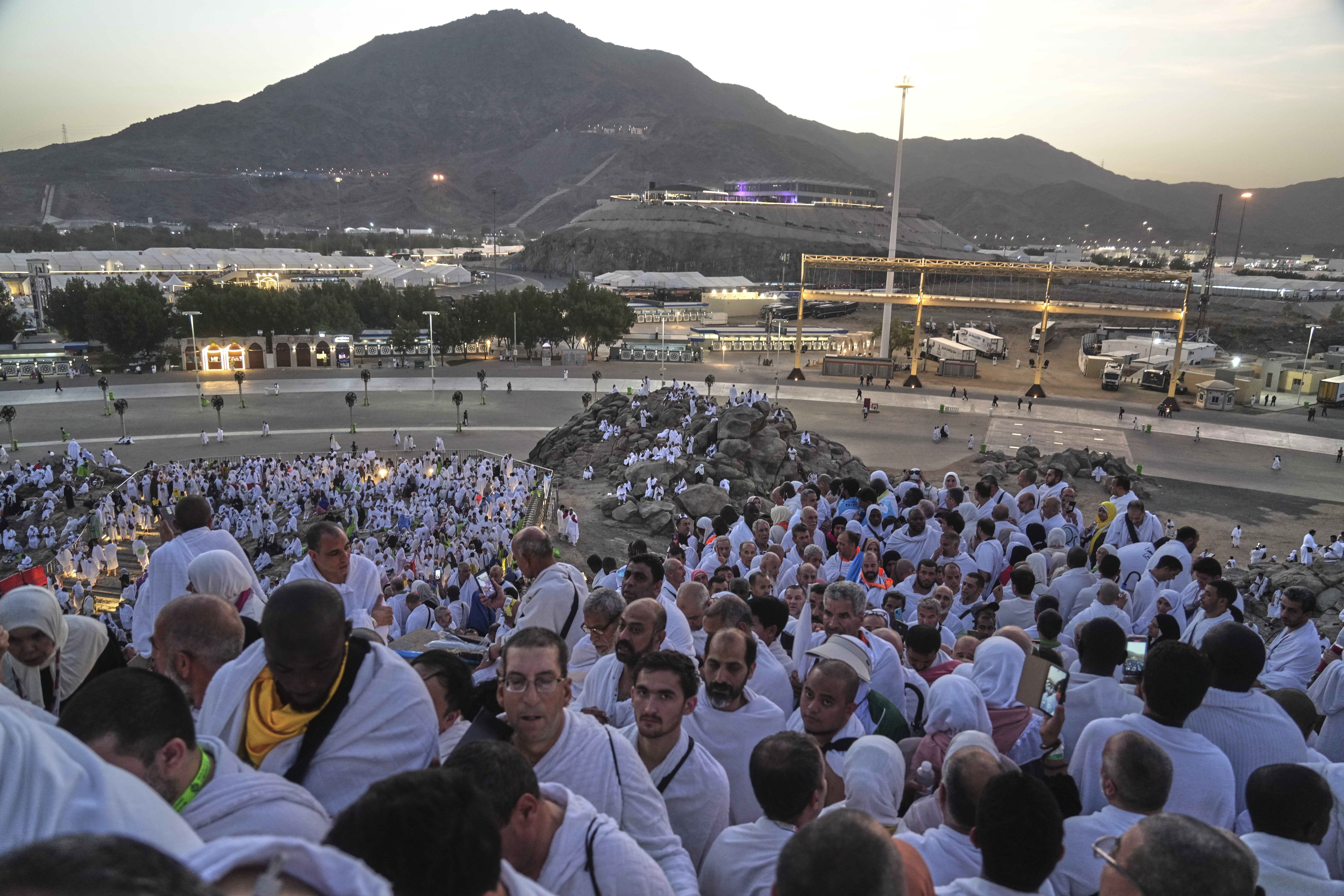 حج 2025: حجاج کرام رکن اعظم وقوفِ عرفہ ادا کرنے کیلئے میدان عرفات پر جمع ہو گئے