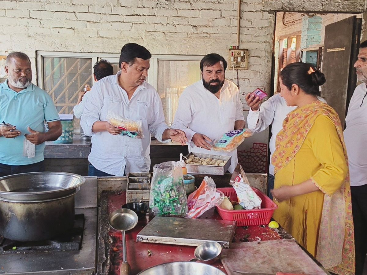 होटल पर छापा. लिए सैंपल.