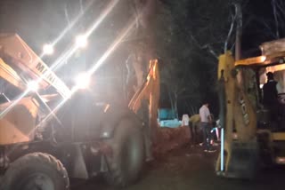 संभल में गरजा बुलडोजर.