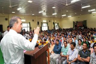 लोगों को संबोधित करते सीएम सुखविंदर सिंह सुक्खू