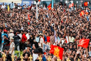 RCB கிரிக்கெட் வீரர்களை காண குவிந்த மக்கள்