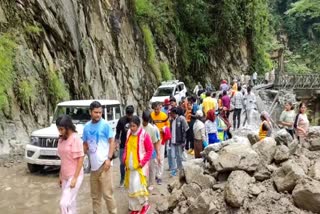 नॉर्थ सिक्कम में भूस्खलन के बाद सड़क पर फंसे हुए पर्यटकों की तस्वीर