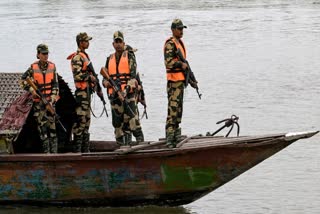 बीएसएफ के जवान सीमा की सुरक्षा करते हुए, फाइल फोटो
