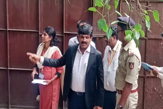 ಕಾಲ್ತುಳಿತ ಸ್ಥಳದಲ್ಲಿ ತನಿಖಾಧಿಕಾರಿ ಡಿಸಿಯಿಂದ ತಪಾಸಣೆ