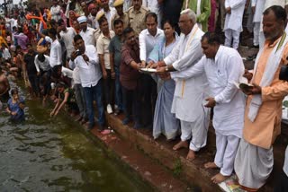 सागर सरोवर में पूजा अर्चना करते बेढम