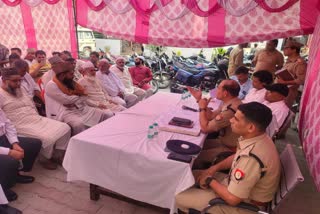 संभल में पीस कमेटियों के साथ पुलिस ने की थी बैठक.