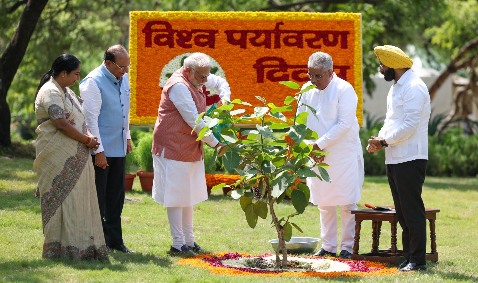 PM મોદીની સિંદૂરનો છોડ વાવતા સમયની તસવીર
