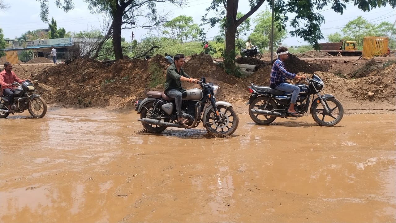 Barwani road turned into mud