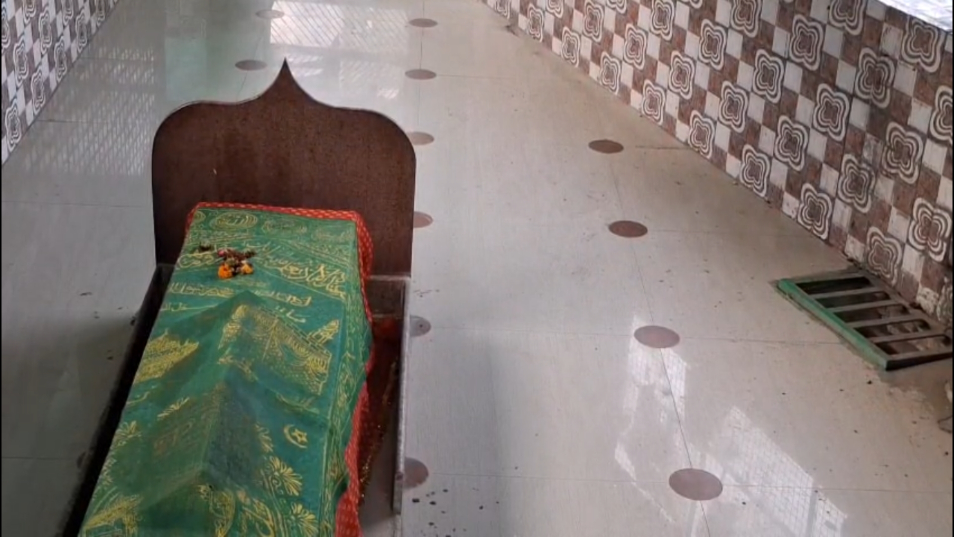 Mazar in Badi Bawdi