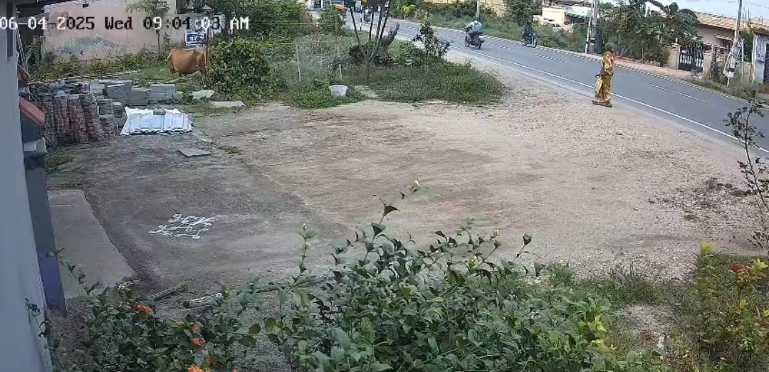 மூதாட்டி மீது கார் மோதும் சிசிடிவி காட்சி