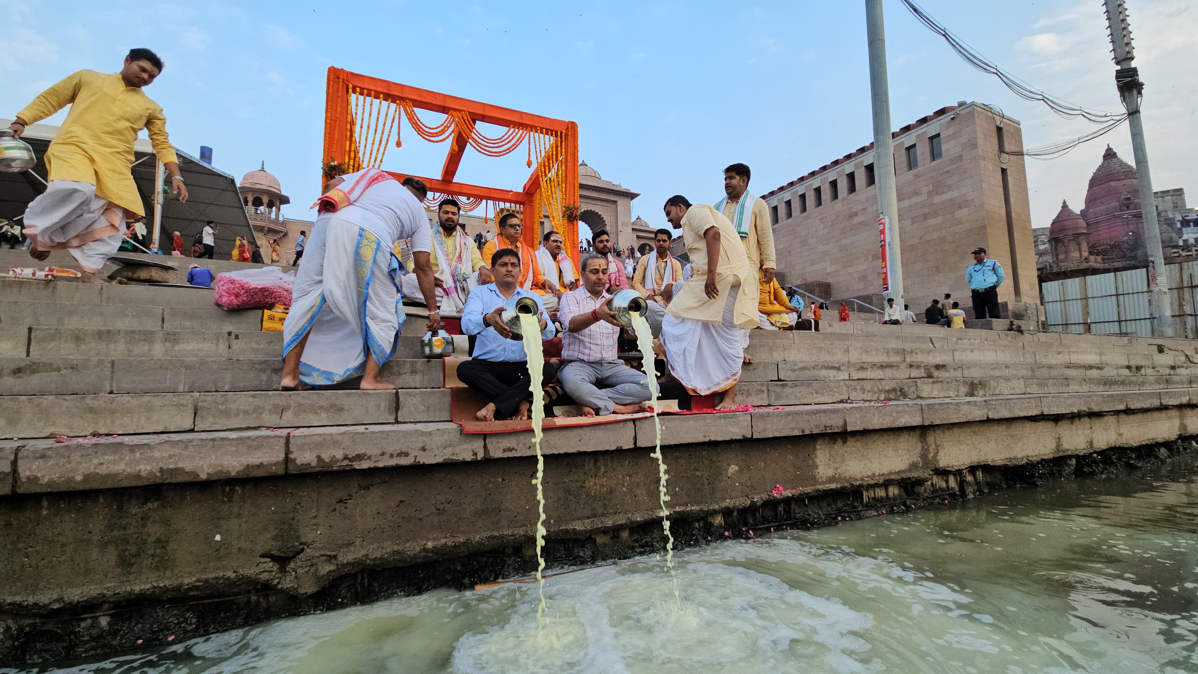 गंगा में दुग्धाभिषेक करते श्रद्धालु.