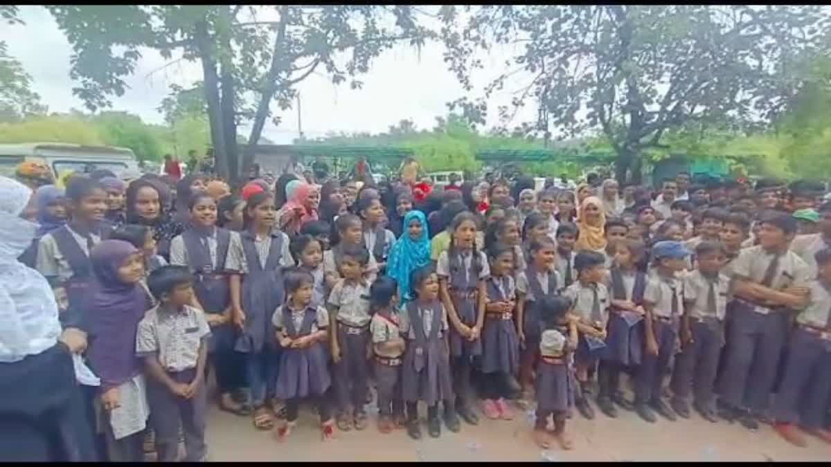 دموہ میں گنگا جمنا اسکول کے طلباء کا احتجاج