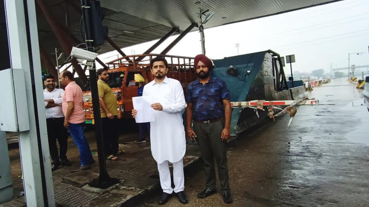 Action of AAP MLA on toll plaza in Ropar