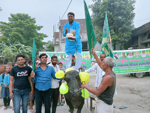 वैशाली में कुछ इस तरह से मना आरजेडी का स्थापना दिवस.