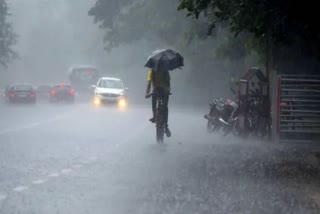 മഴ  കേരളത്തിൽ കനത്ത മഴ  Kerala Rain Update  മഴ മുന്നറിയിപ്പ്  13 ജില്ലകളിൽ മഴ അലർട്ട്  ഓറഞ്ച് അലർട്ട്  റെഡ് അലർട്ട്  Thiruvananthapuram rain warning  കാലാവസ്ഥ നിരീക്ഷണ കേന്ദ്രം  ന്യൂനമര്‍ദ്ദ പാത്തി  control room numbers