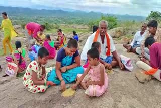 ಮಳೆಗಾಗಿ ಬಂಡೆಯ ಮೇಲೆ ಕುಳಿತು ಸಾಮೂಹಿಕವಾಗಿ ಭೋಜನಾ ಸವಿದು ಹರಕೆ ಒಪ್ಪಿಸುವ ಜನರು