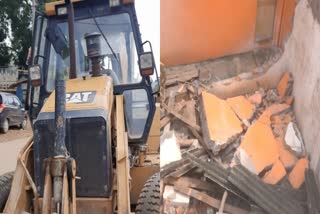 Bulldozer  Sidhi Urination Case accused  Sidhi Urination Case  home razed by Bulldozer  ആദിവാസി യുവാവിന്‍റെ മുഖത്ത് മൂത്രമൊഴിച്ച കേസ്  പ്രതിയുടെ വീട് ബുള്‍ഡോസര്‍ ഇടിച്ച് നിരത്തി  പൊലീസ്  പ്രവേഷ്‌ ശുക്ല  ആഭ്യന്തര മന്ത്രി  ആഭ്യന്തര മന്ത്രി നരോത്തം മിശ്ര