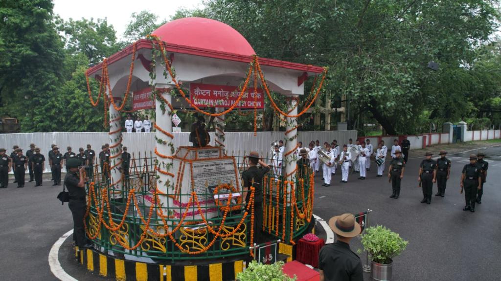 परमवीर चक्र विजेता कैप्टन मनोज पांडेय को दी गई श्रद्धांजलि.