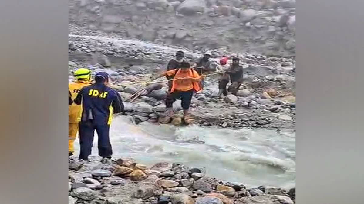 UTTARAKHAND RAIN  TEMPORARY BRIDGE COLLAPSE  PILGRIMS STRANDED UTTARAKHAND  പാലം തകർന്ന് തീർഥാടകർ കുടുങ്ങി