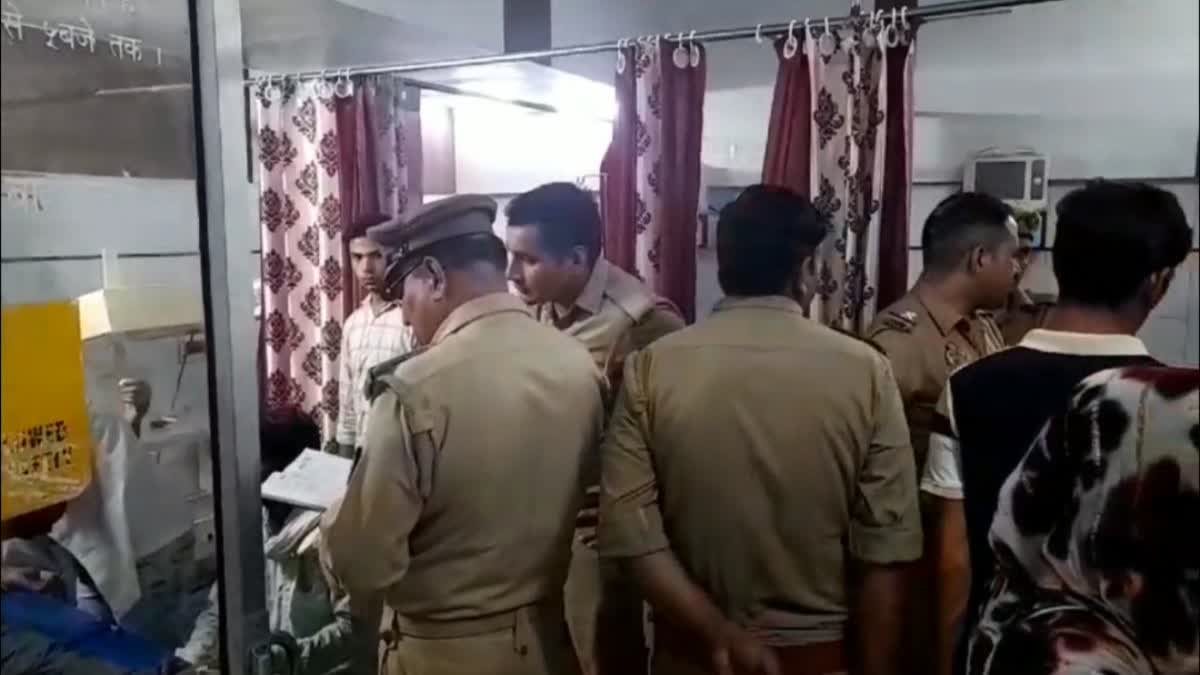 अस्पताल में घायलों से जानकारी लेते पुलिसकर्मी