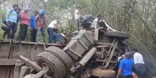 driver-stuck-in-trailer-after-road-accident-in-ramgarh
