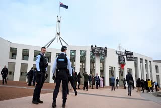 جمعرات کو آسٹریلیا کے شہر کینبرا میں فلسطین کے حامی مظاہرین نے پارلیمنٹ ہاؤس کی چھت پر بینرز لہرائے