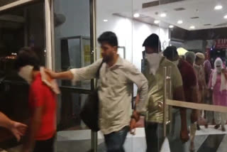 Police raided a famous mall in Malot, arrested 16 boys and girls from the spa center.
