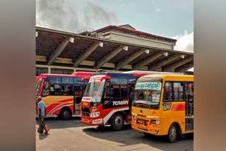 ಪ್ರಯಾಣಿಕರನ್ನು ಬಿಟ್ಟು ರಸ್ತೆಯಲ್ಲಿಯೇ ಬಸ್​ ನಿಲ್ಲಿಸಿ ಹೋದ ಚಾಲಕ