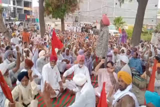 AGGRIEVED WORKERS SURROUNDED THE ADC OFFICE DUE TO THE INTERFERENCE OF AAM AADMI PARTY MLAS IN MNREGA WORK