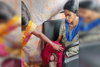 TGRTC BUS HYDERABAD  BIRTH IN BUS  ടിജിആര്‍ടിസി ബസിൽ സുഖ പ്രസവം  ഹൈദരാബാദ് ബസില്‍ പ്രസവിച്ചു