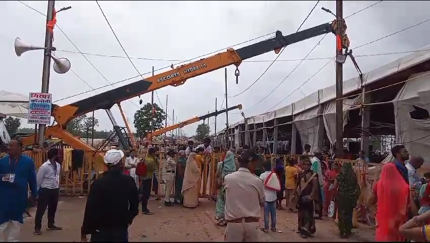 pandal Support through crane