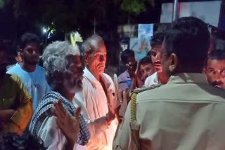 VILLAGERS STOPPED MINISTER HK PATIL AND SWAMIJI ENTERING TO CHOWDAYYADANAPURA
