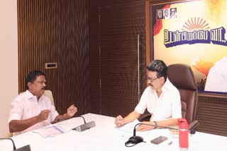 நிர்வாகியுடன் திமுக தலைவர் மு.க.ஸ்டாலின் ஒன் டூ ஒன் சந்திப்பு