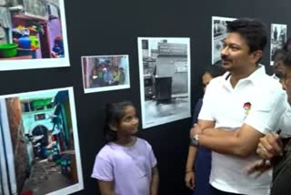 சென்னை சேப்பாக்கம் பார்டர் தோட்டம் பகுதியைச் சேர்ந்த 12 சிறார்களின் 65 புகைப்படங்கள் தொகுப்பை பார்வையிடும் துணை முதலமைச்சர் உதயநிதி ஸ்டாலின்