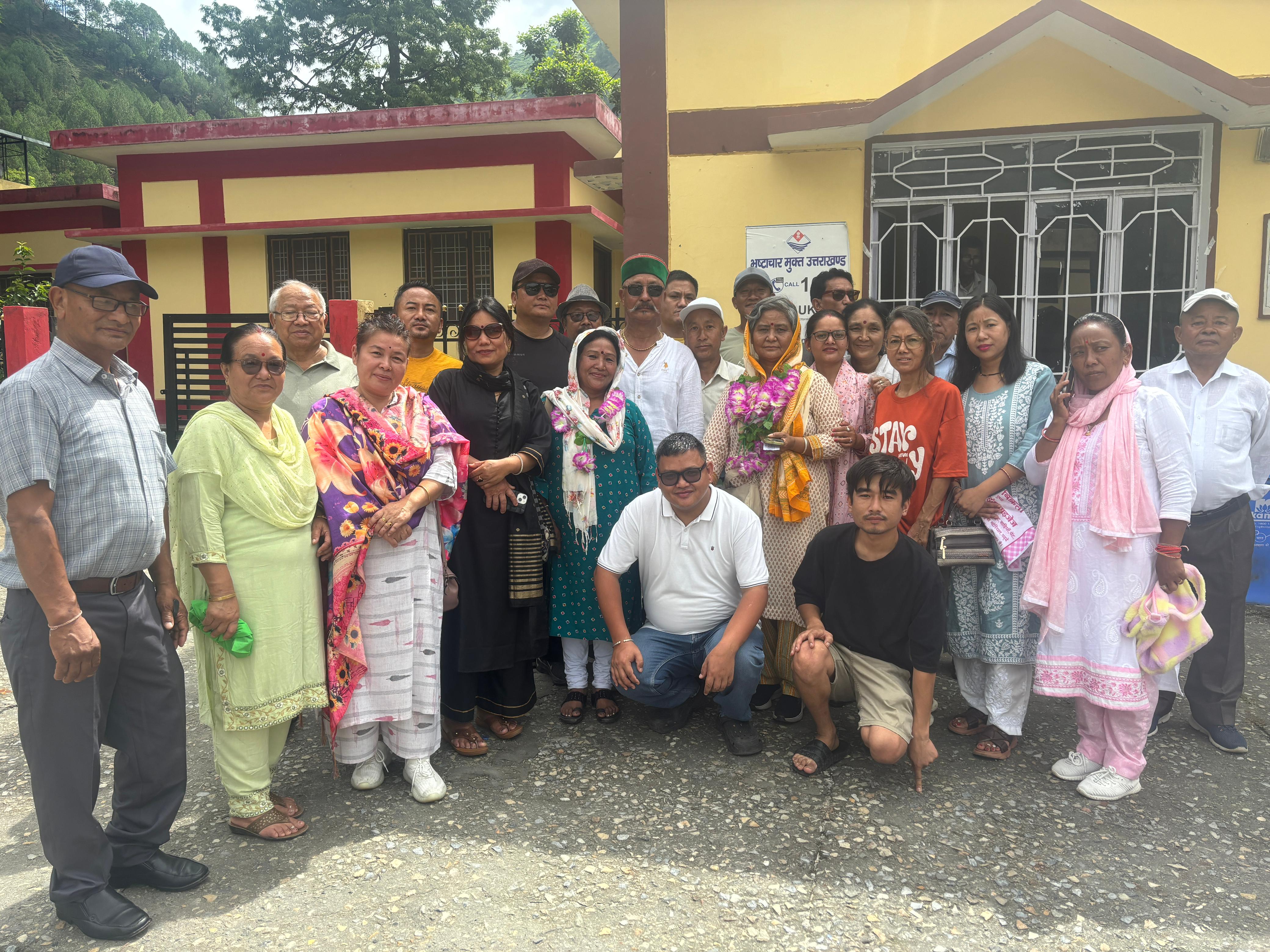 Ex-Ips विमला गुंज्याल बनीं देश के प्रथम गांव की सरपंच, रच दिया इतिहास 7 विमला गुंज्याल