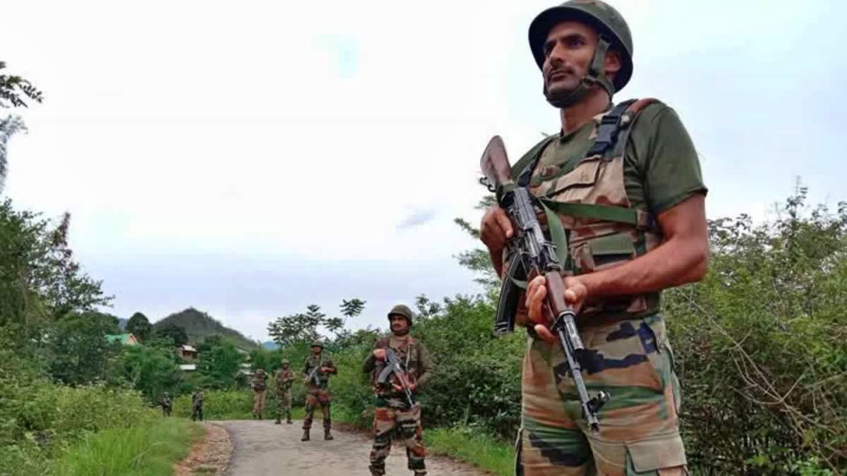 3 killed in fresh Manipur violence  indiscriminate firing by suspected militants  Manipur violence  Manipur bundh  ಮಣಿಪುರದಲ್ಲಿ ಮತ್ತೆ ಭುಗಿಲೆದ್ದ ಹಿಂಸಾಚಾರ  ಶಂಕಿತ ಉಗ್ರರಿಂದ ಗುಂಡಿನ ದಾಳಿ  ಶಂಕಿತ ಉಗ್ರರಿಂದ ಗುಂಡಿನ ದಾಳಿ  ಮನಬಂದಂತೆ ಗುಂಡಿನ ದಾಳಿ  ಕಳೆದ ಮೂರು ತಿಂಗಳಿನಿಂದ ನಡೆಯುತ್ತಿರುವ ಹಿಂಸಾಚಾರ  ಮಧ್ಯರಾತ್ರಿ ನಡೆದ ಹಿಂಸಾಚಾರದ ಘಟನೆ  ವೃದ್ಧ ಮತ್ತು ಆತನ ಮಗ ಸೇರಿದಂತೆ ಮೂವರು ಮೃತ  ಮಣಿಪುರ ಪೊಲೀಸರು ಜಂಟಿ ಭದ್ರತಾ ಪಡೆ  ಕ್ವಾಕ್ತಾ ಲಂಖೈ ಗ್ರಾಮದ ಮೇಲೆ ದಾಳಿ