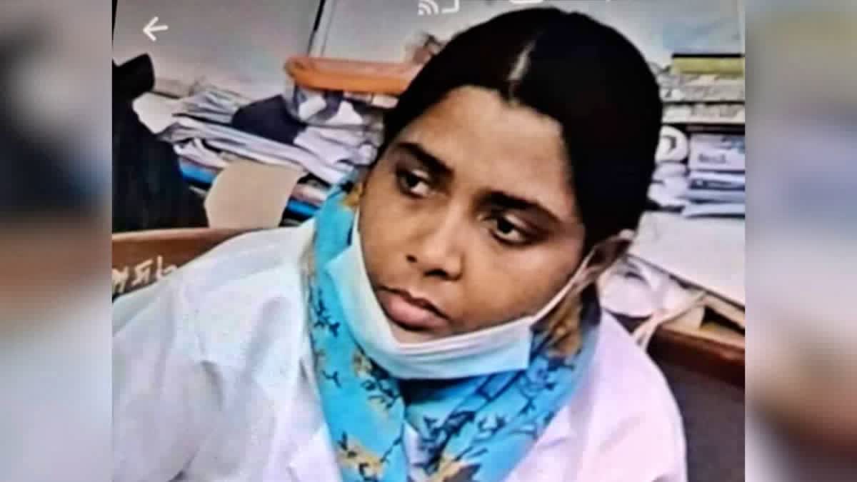 Husband girlfriend tried to kill  Husband girlfriend tried to kill a pregnant woman  Dressed as a nurse and attempted to kill a woman  ಹೊಸ ಪ್ರಯೋಗದ ಮೂಲಕ ಗರ್ಭಿಣಿ ಕೊಲೆಗೆ ಯತ್ನ  ಪೊಲೀಸರ ಕೈಗೆ ಸಿಕ್ಕಿ ಬಿದ್ದಳು ಗಂಡನ ಗರ್ಲ್​ಫ್ರೆಂಡ್​ ಕೇರಳದ ಪತ್ತನಂತಿಟ್ಟದಲ್ಲಿ ಕೊಲೆ ಯತ್ನ ಪ್ರಕರಣ  ಚಿಕಿತ್ಸೆಗಾಗಿ ಖಾಸಗಿ ಆಸ್ಪತ್ರೆಗೆ ದಾಖಲಾಗಿದ್ದ ಮಹಿಳೆ  ನರ್ಸ್ ಎಂಬ ಸೋಗು ಹಾಕಿಕೊಂಡು ಗರ್ಭಿಣಿಯನ್ನು ಕೊಲೆ  ಸ್ನೇಹಾಳ ಜೀವ ಉಳಿಸುವಲ್ಲಿ ಪ್ರಮುಖ  ನಗರದ ಖಾಸಗಿ ಆಸ್ಪತ್ರೆ