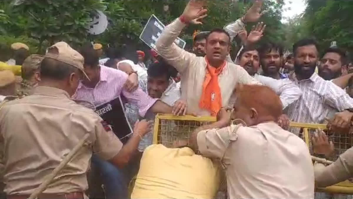 BJP Yuva Morcha workers with black flags