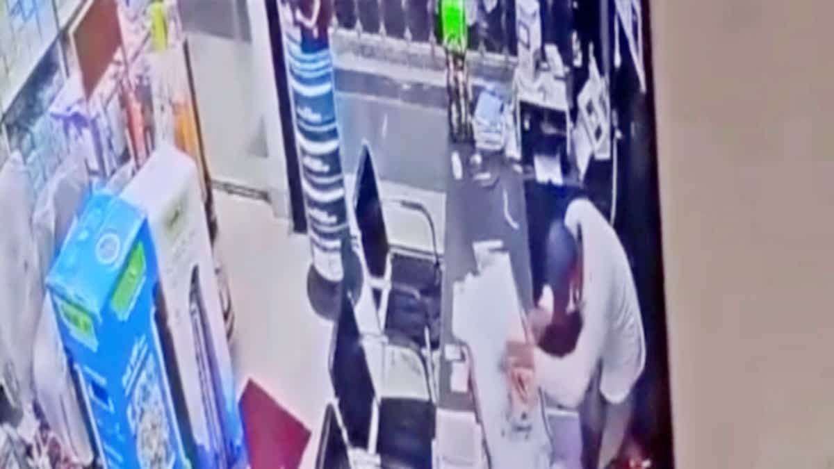 Shop loot at gunpoint in Patna