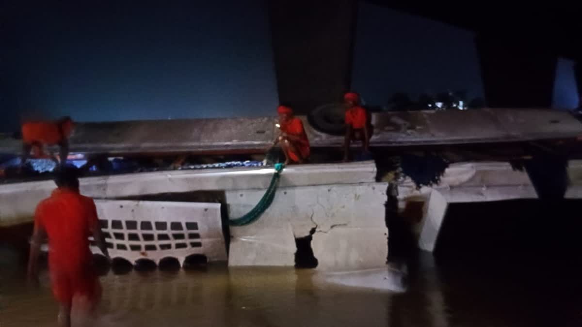 The bus fell into the river in Giridih